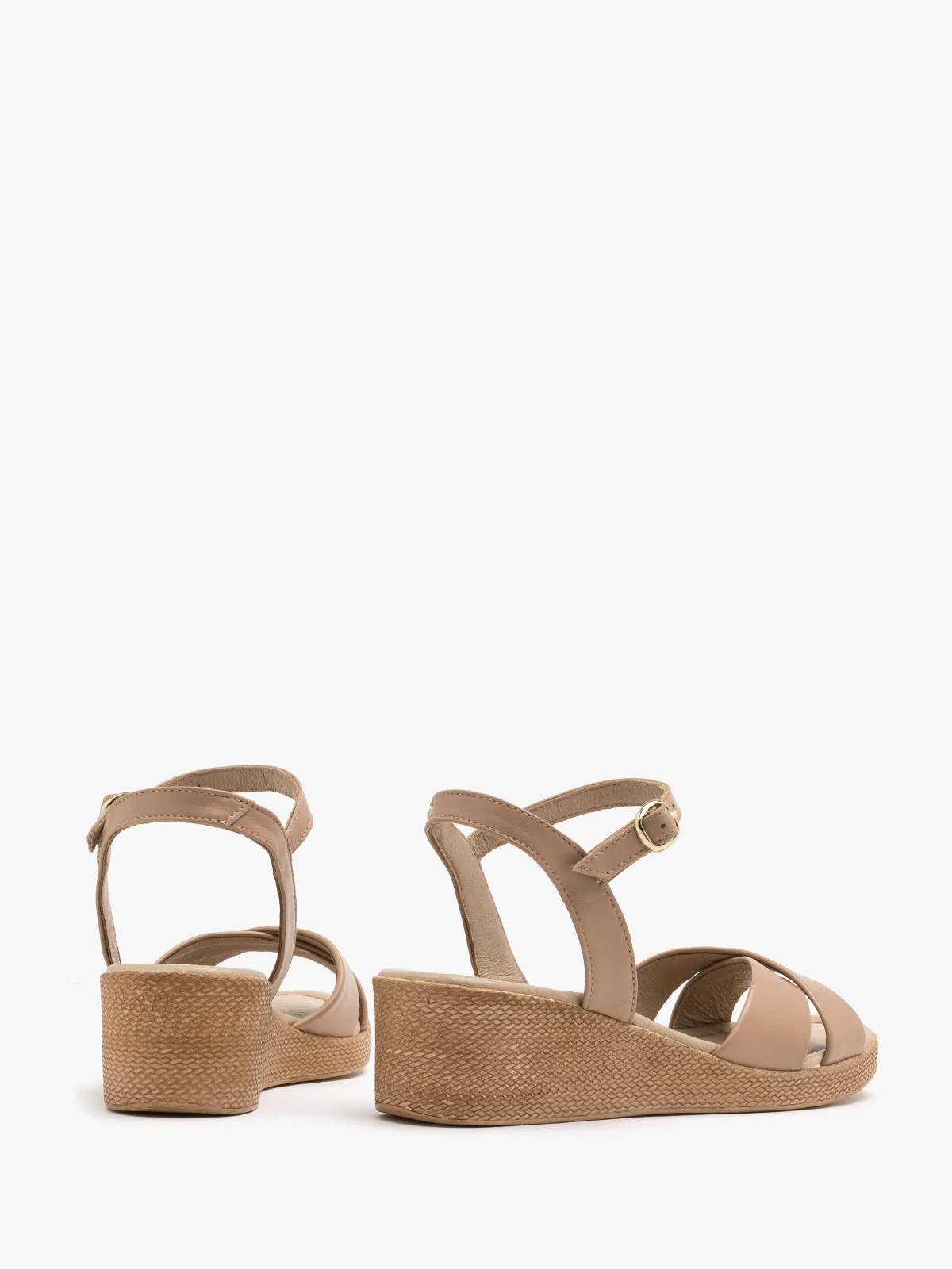 Beżowe sandały na niskiej platformie