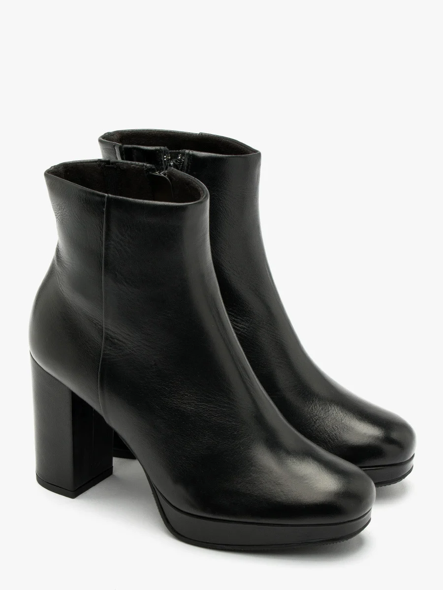 Czarne botki na obcasie