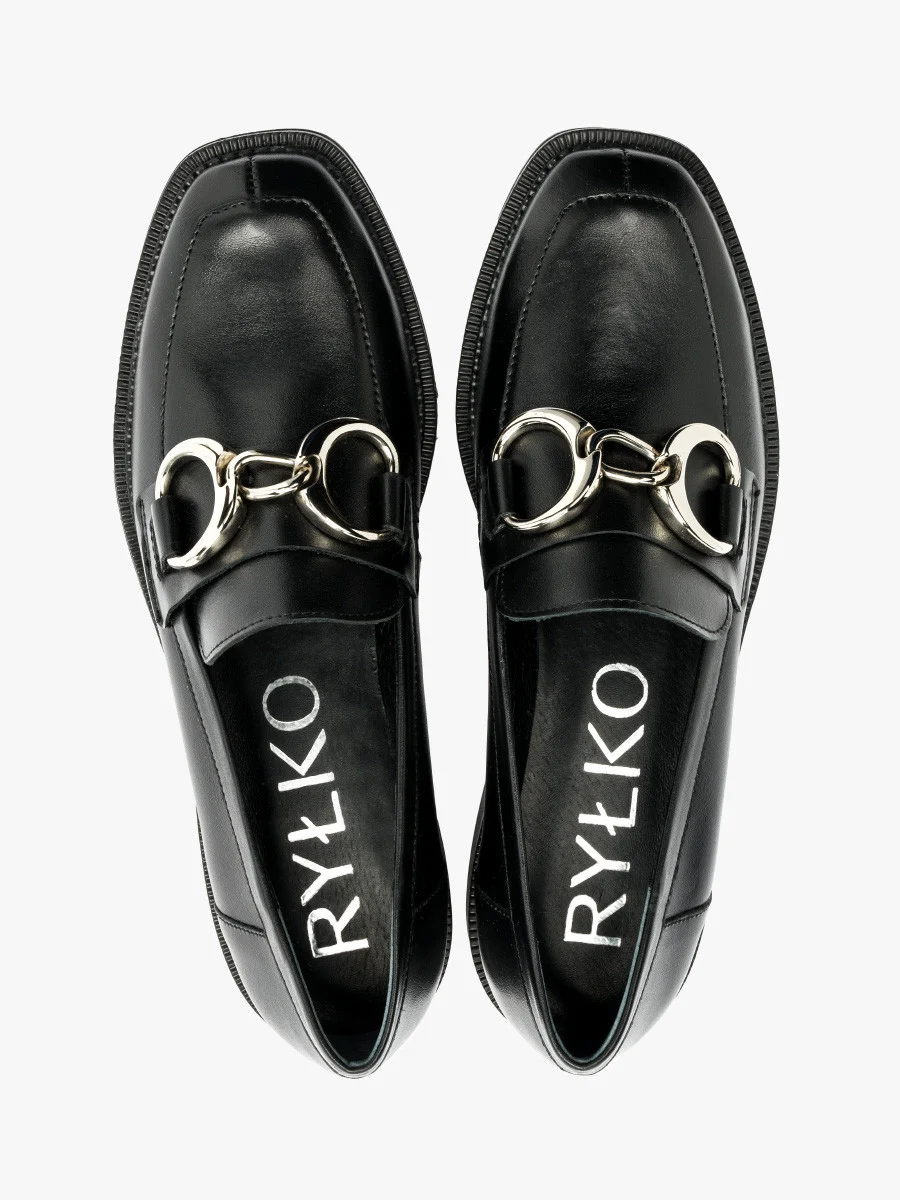 CZARNE MOKASYNY NA PŁASKIEJ PODESZWIE