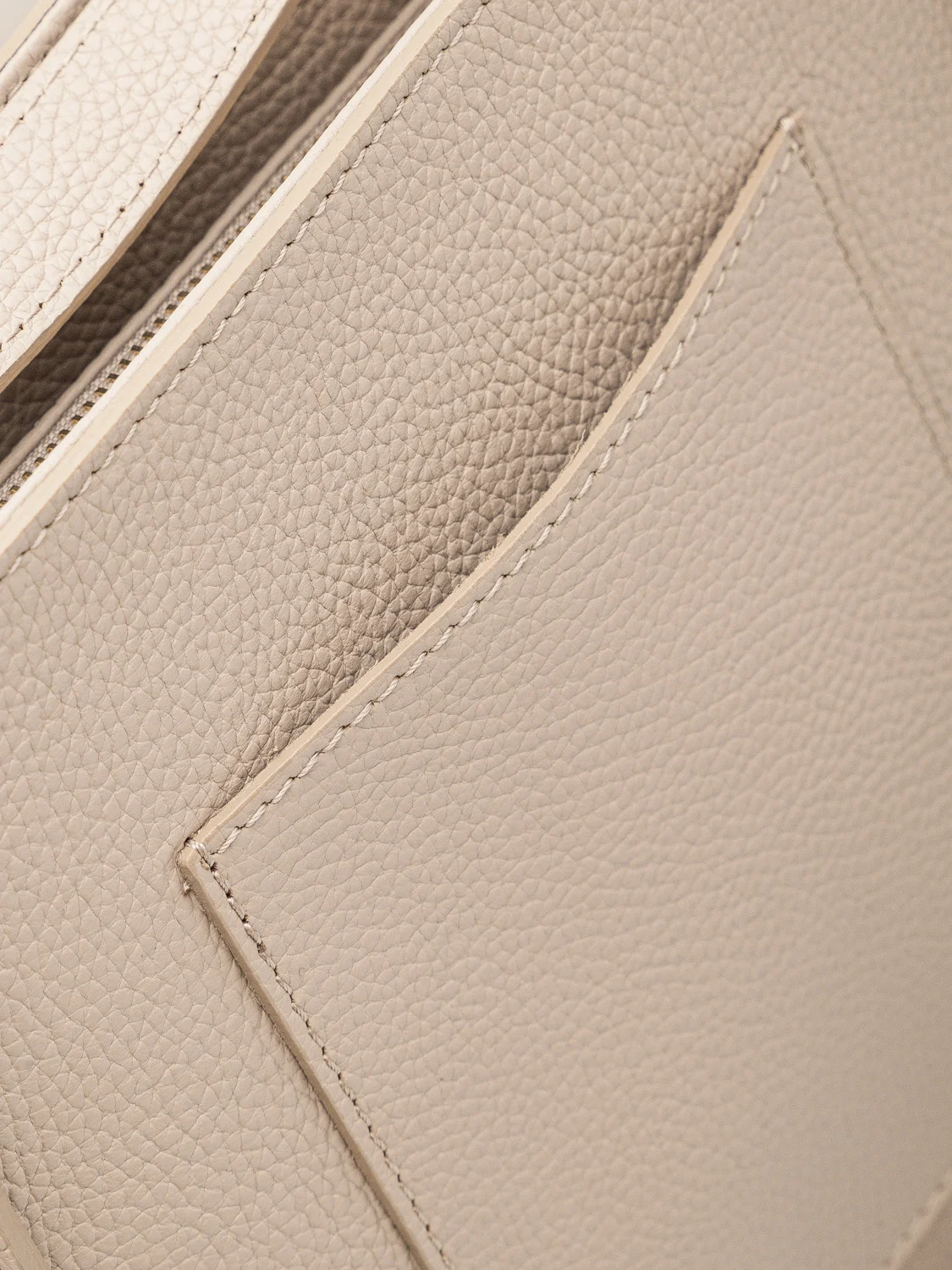 Beżowa torebka średniej wielkości