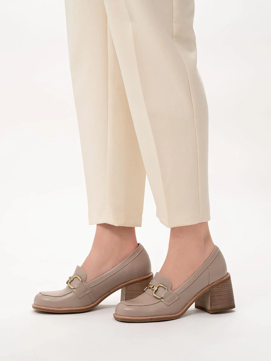 Beżowe mokasyny ze złotą ozdobą