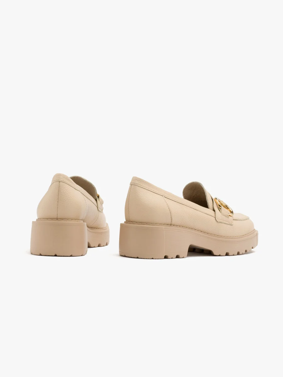 Beżowe mokasyny ze złotą ozdobą