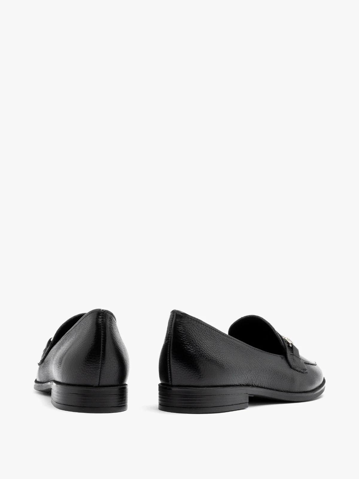 Czarne mokasyny ze srebrną ozdobą