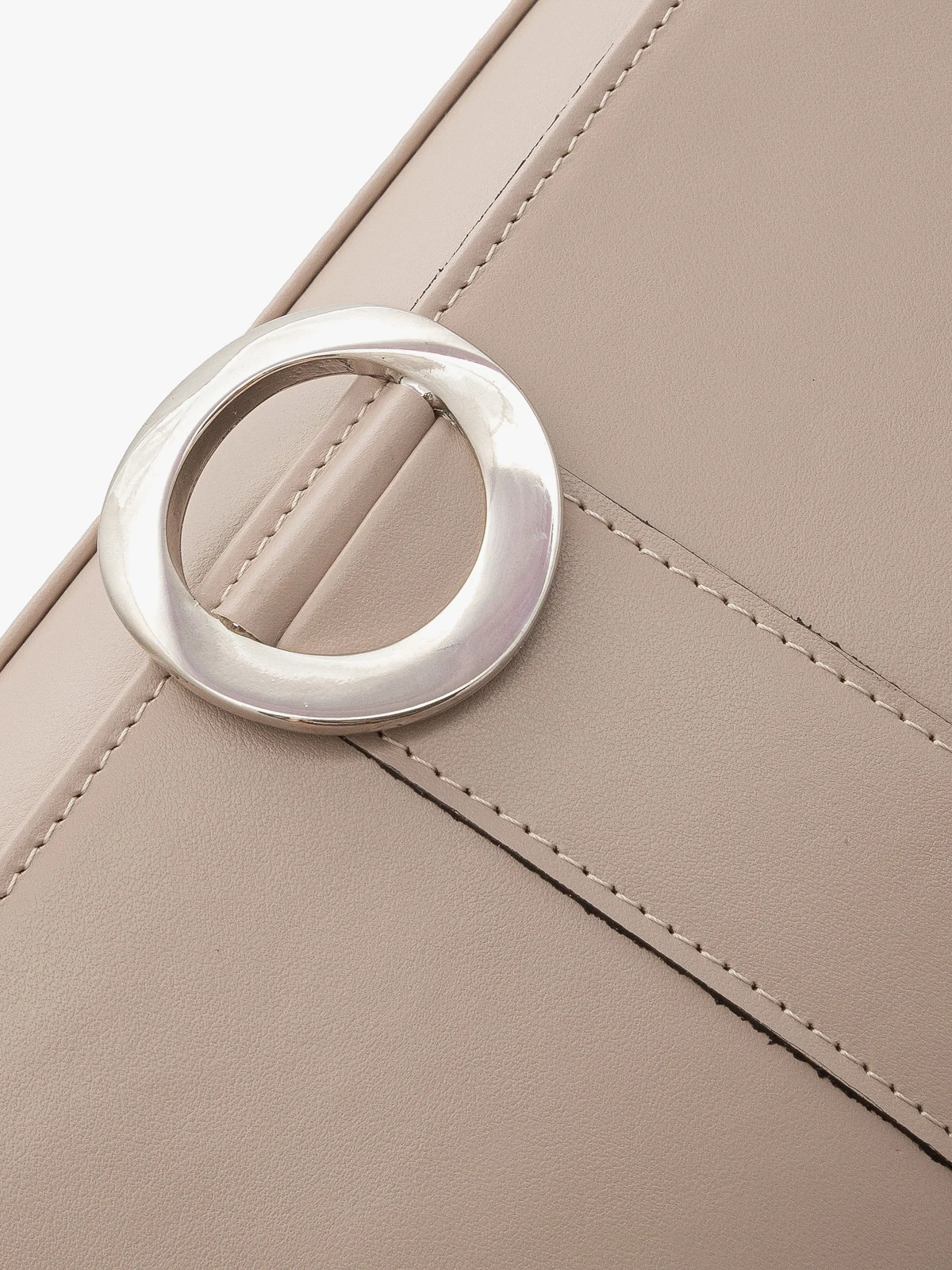 Beżowa torebka typu kopertówka