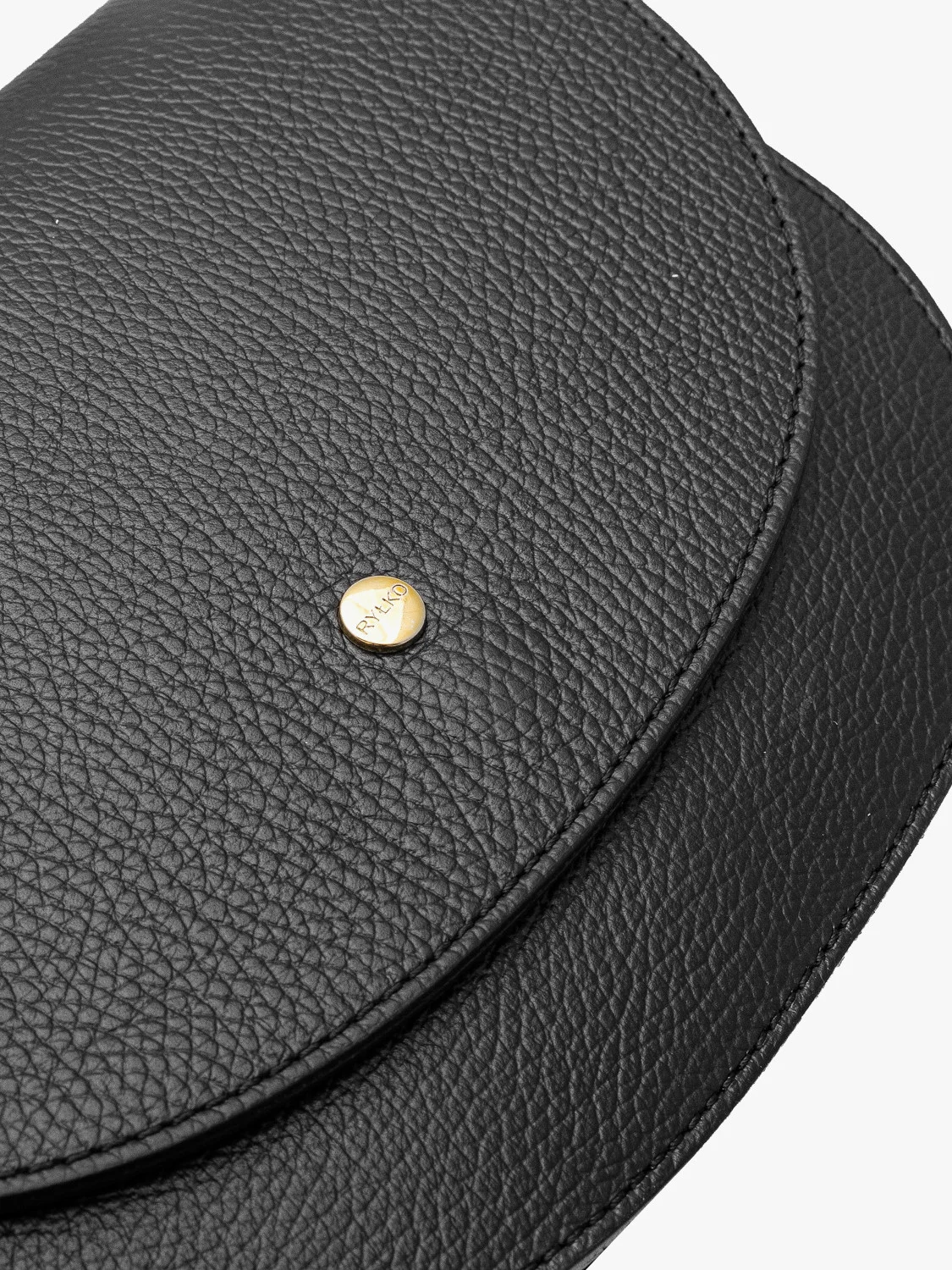 Czarna torebka średniej wielkości