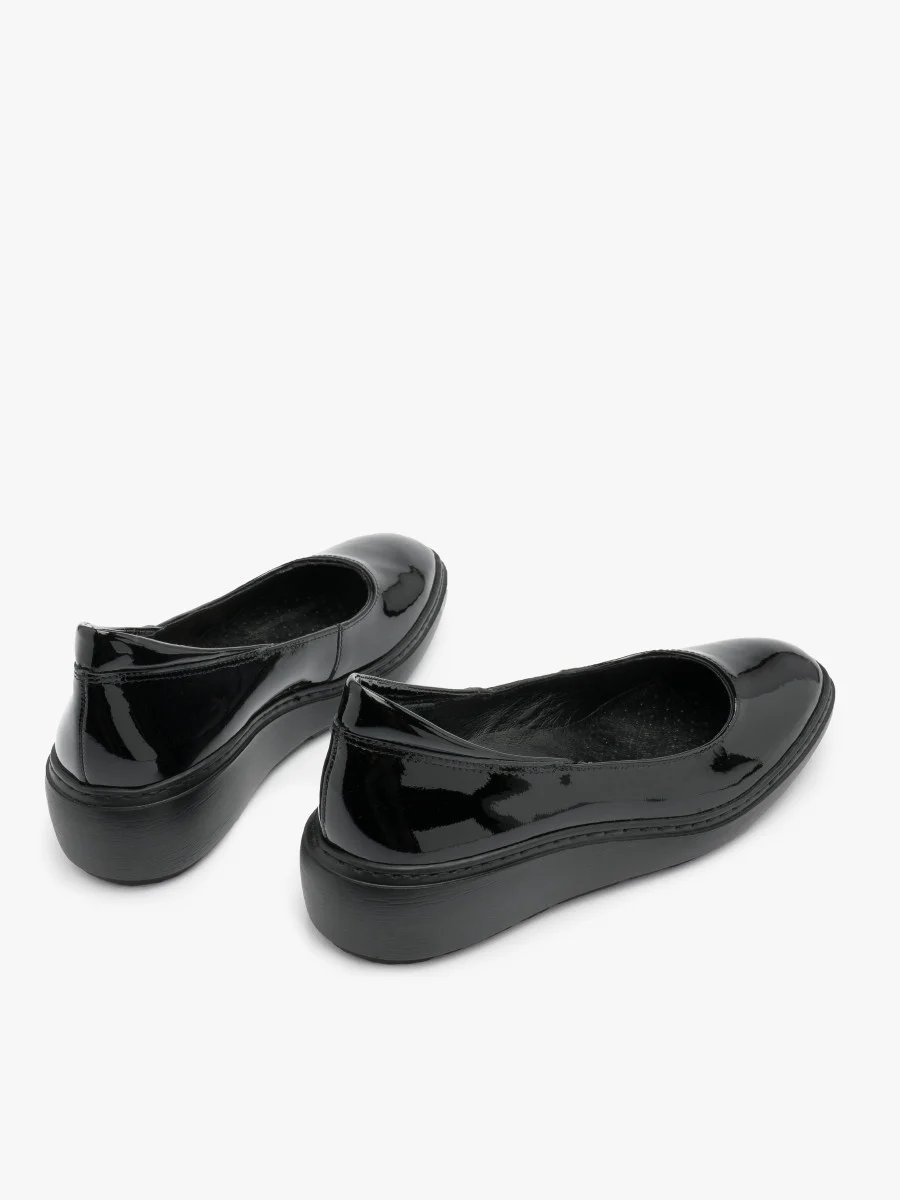 Czarne lakierowane czółenka na klinie