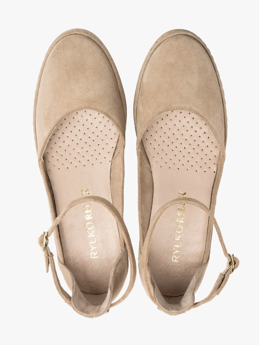 Piaskowe czółenka na platformie z paskiem wokół kostki