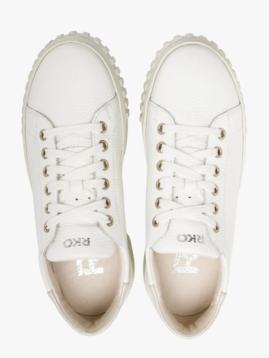 Białe półbuty sportowe na lekkim spodzie