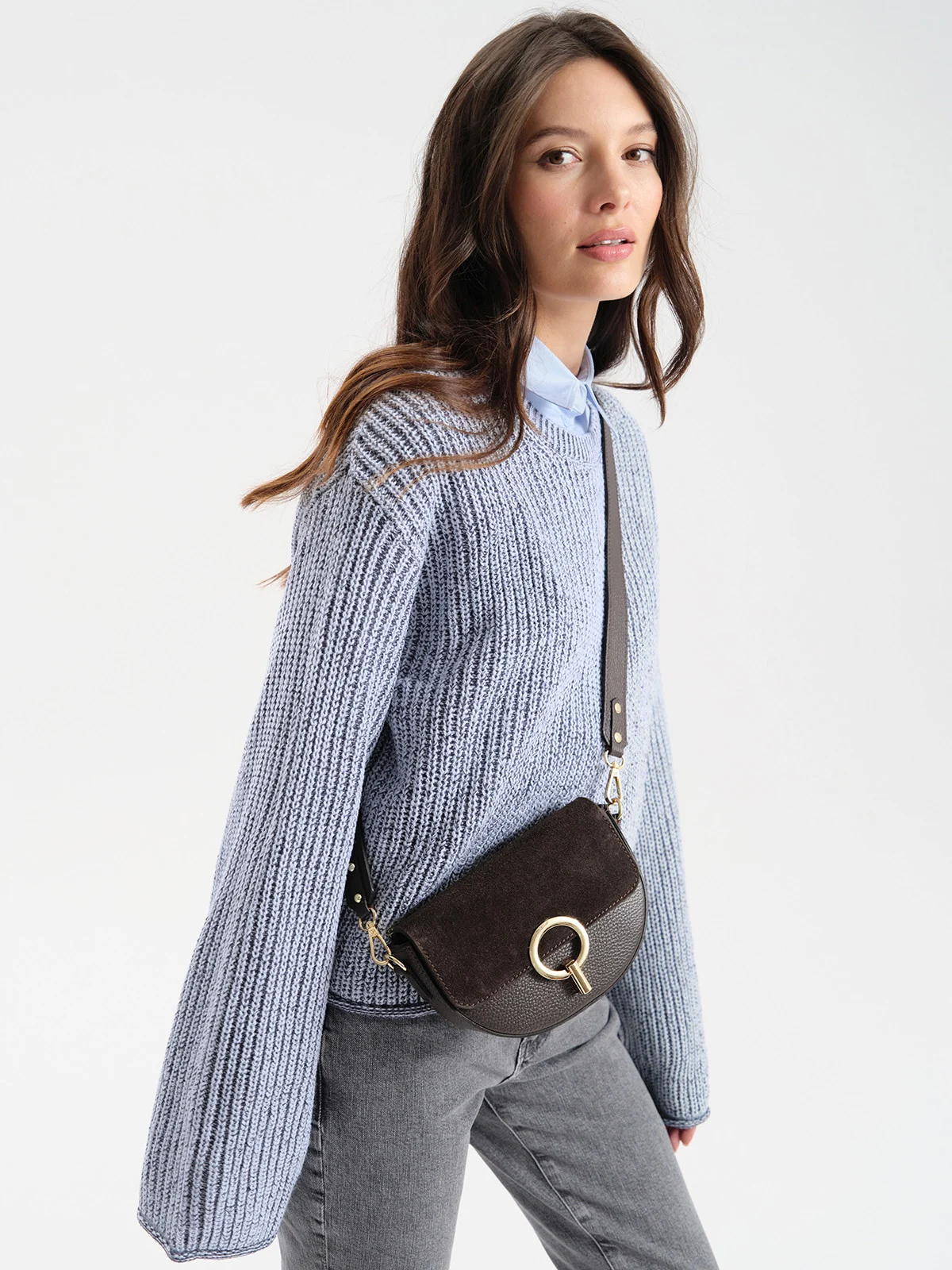 Mała, elegancka torebka damska ze złotymi detalami