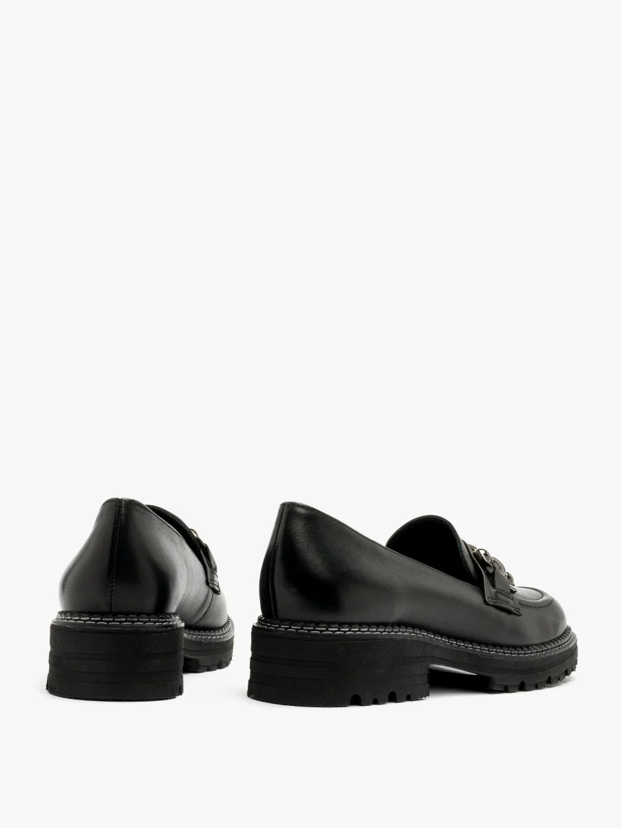 Czarne mokasyny z ozdobą na cholewce