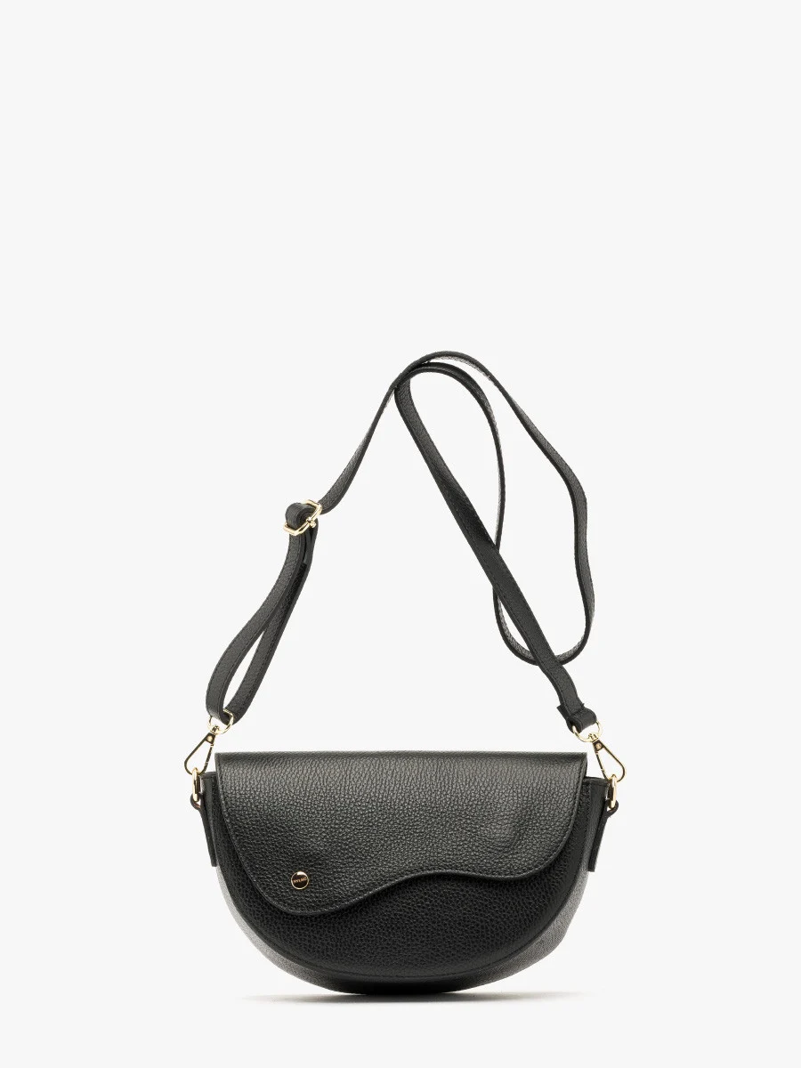 Czarna torebka z ozdobnym zapięciem