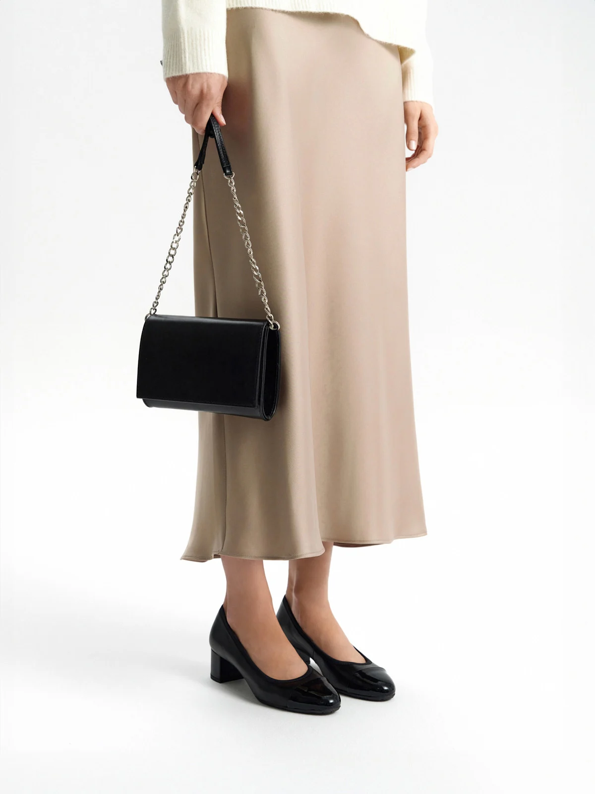 Mała, czarna torebka typu kopertówka