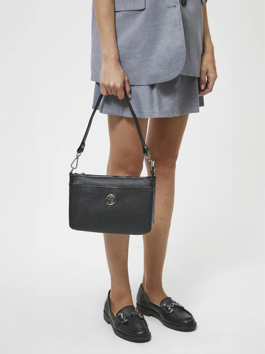 Czarna torebka z logotypem