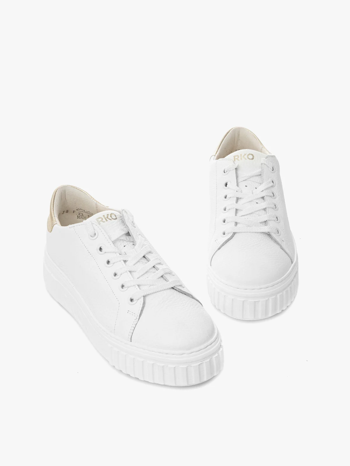 Białe półbuty sportowe na lekkiej podeszwie