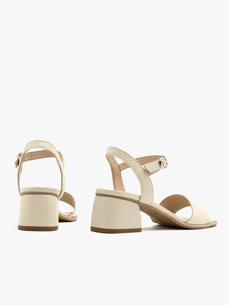 Kremowe sandały na niskim obcasie