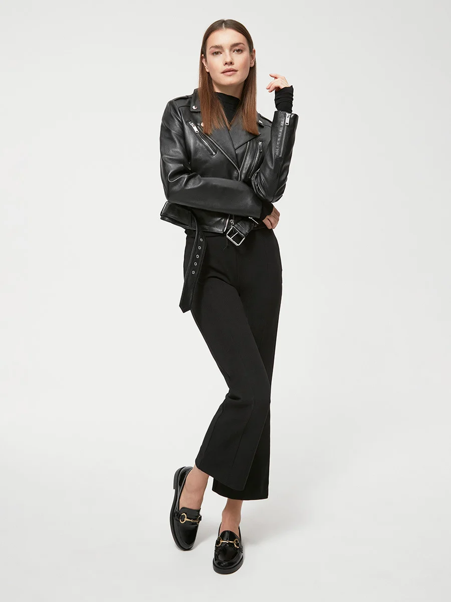 Czarne mokasyny ze złotą ozdobą