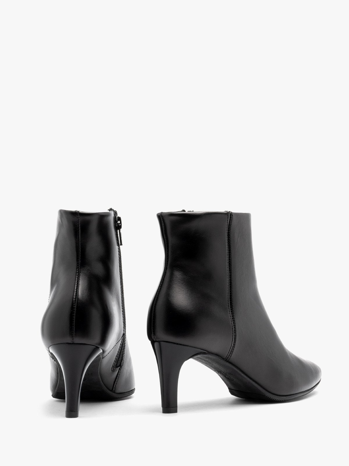 Czarne botki na szpilce z noskiem w szpic