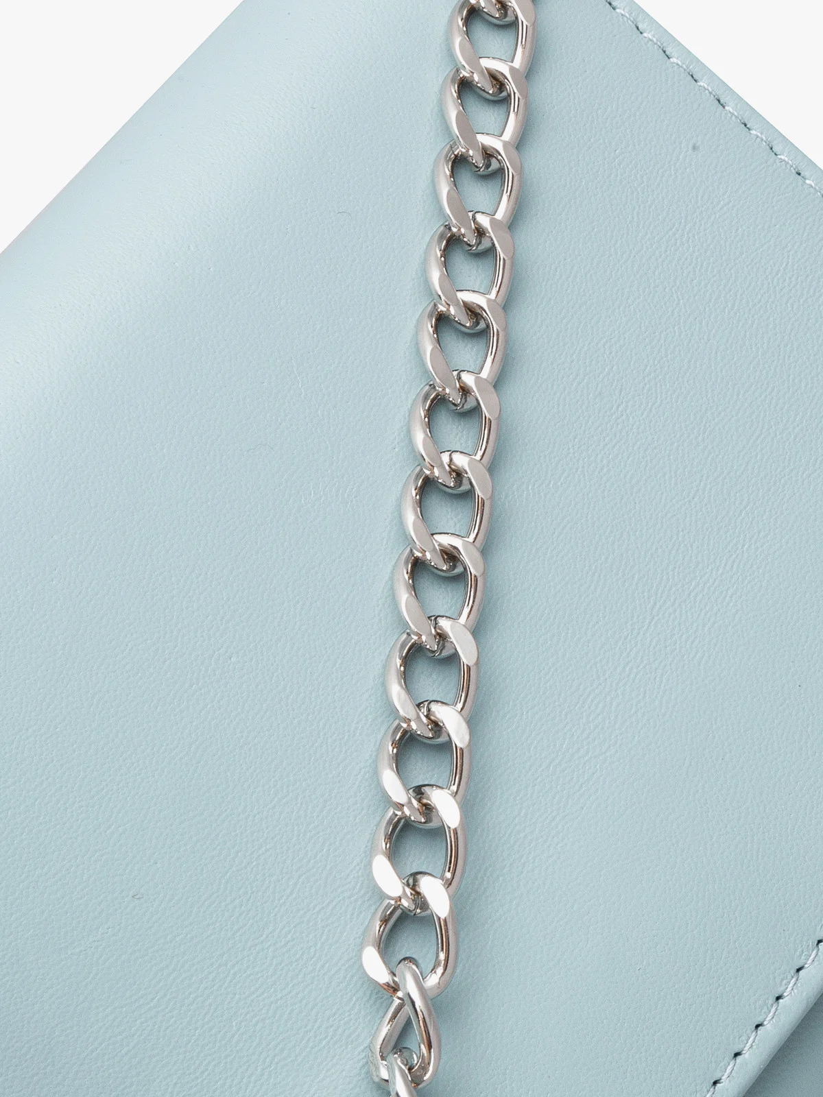 Mała niebieska torebka na łańcuszku