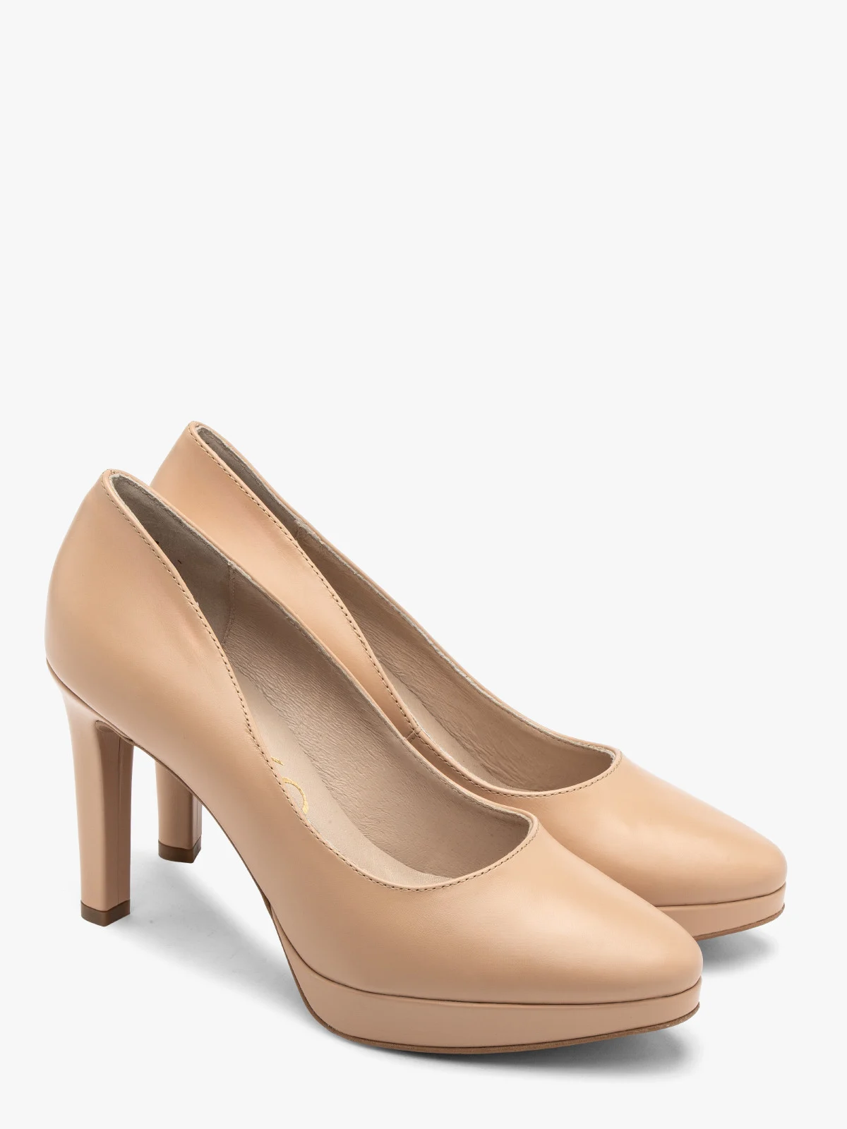 Beżowe czółenko na  wysokim obcasie oraz balu