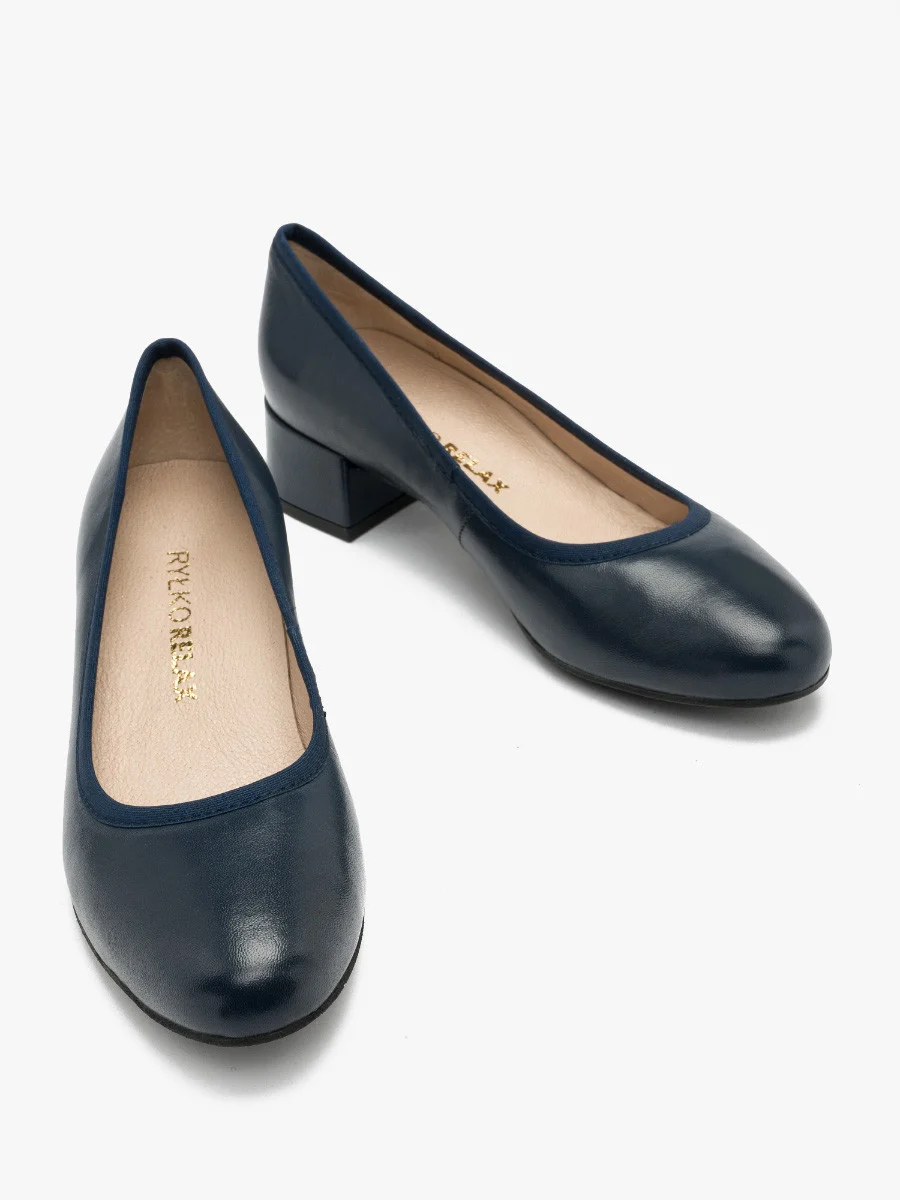 Granatowe czółenka na niskim obcasie