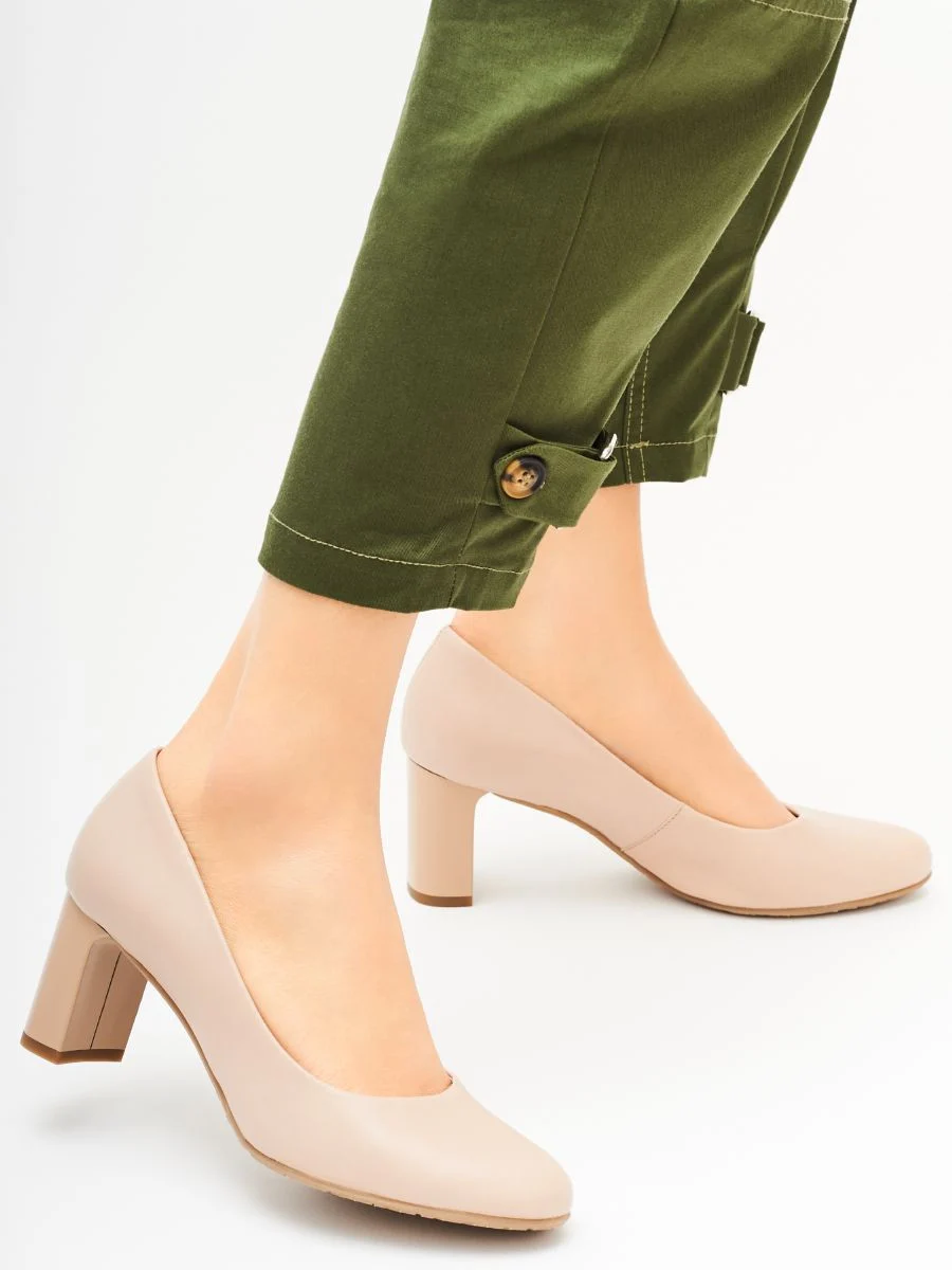 BEŻOWE CZÓŁENKA NA SŁUPKU