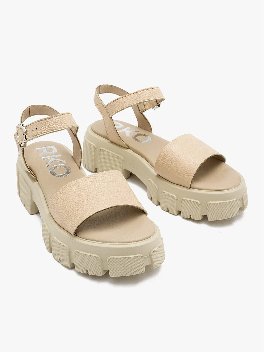 Beżowe sandały ze srebrną sprzączką