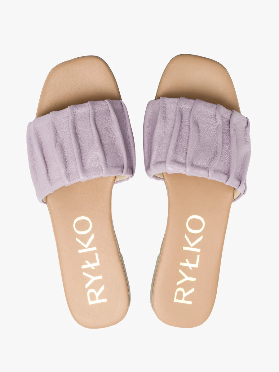Liliowe klapki z marszczoną cholewką