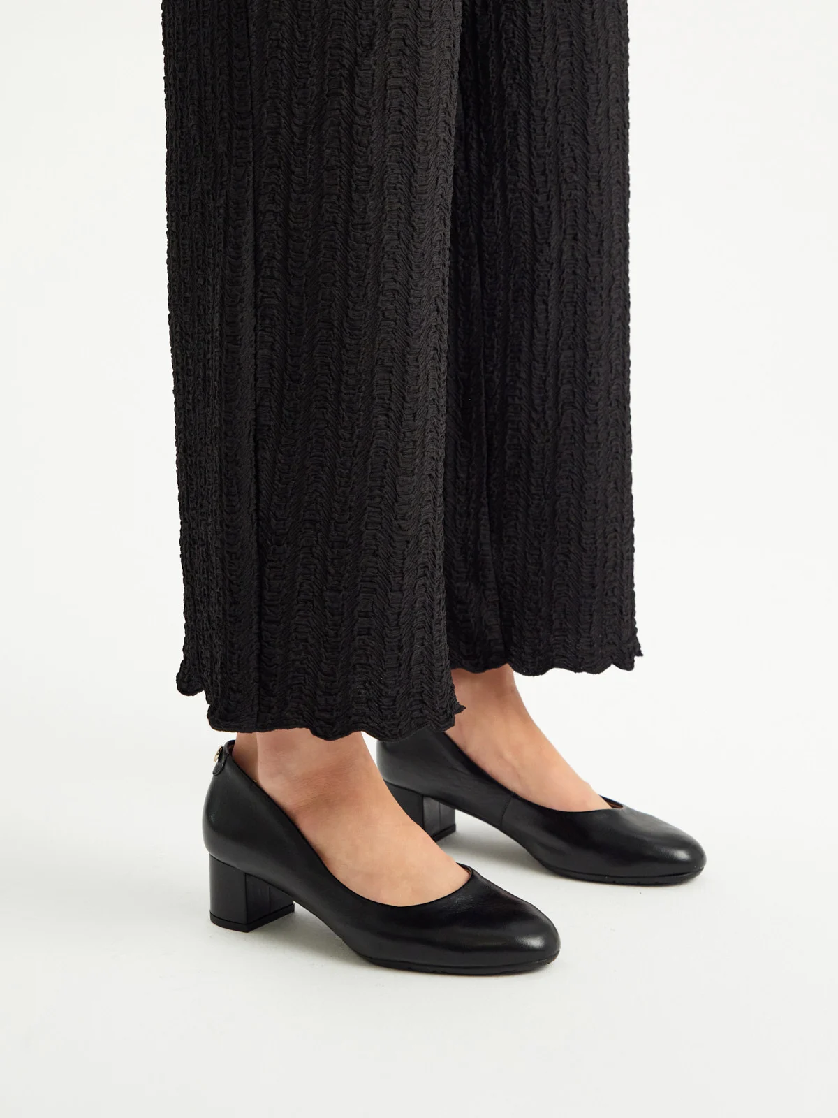 Czarne czółenka na niskim słupku