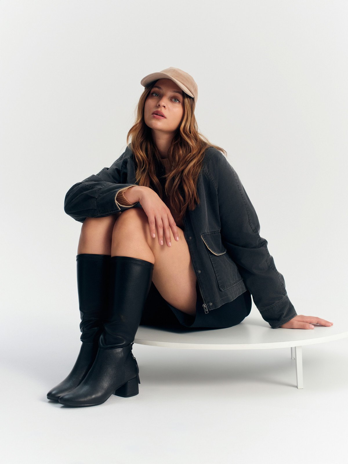 Czarne kozaki z elastyczną szeroką cholewką na niskim obcasie