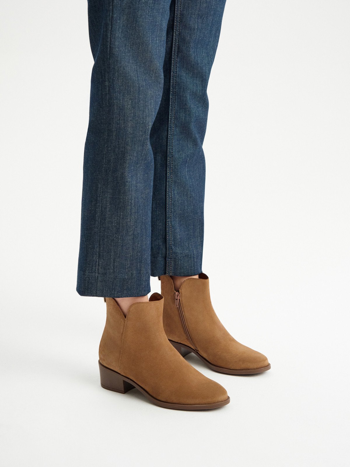 Beżowe botki damskie z ozdobną cholewką