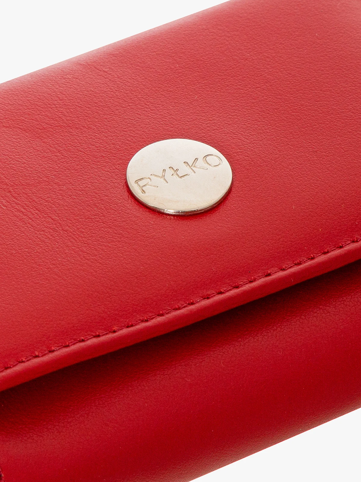 Czerwony portfel damski ze srebrnymi detalami