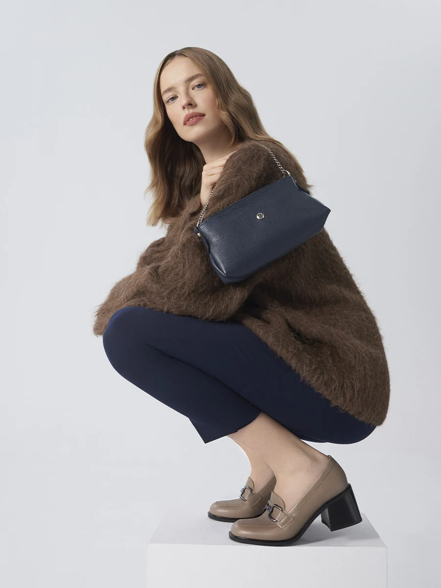 Beżowe mokasyny z ozdobą na cholewce