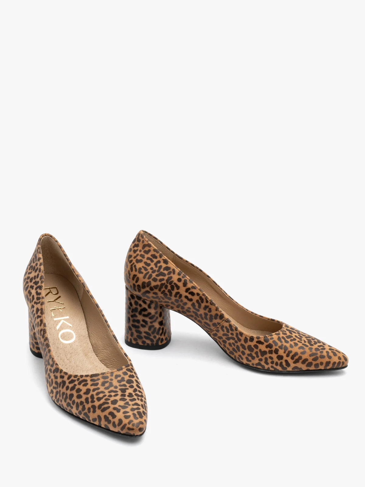 Czółenka w panterkę na okrągłym klocku