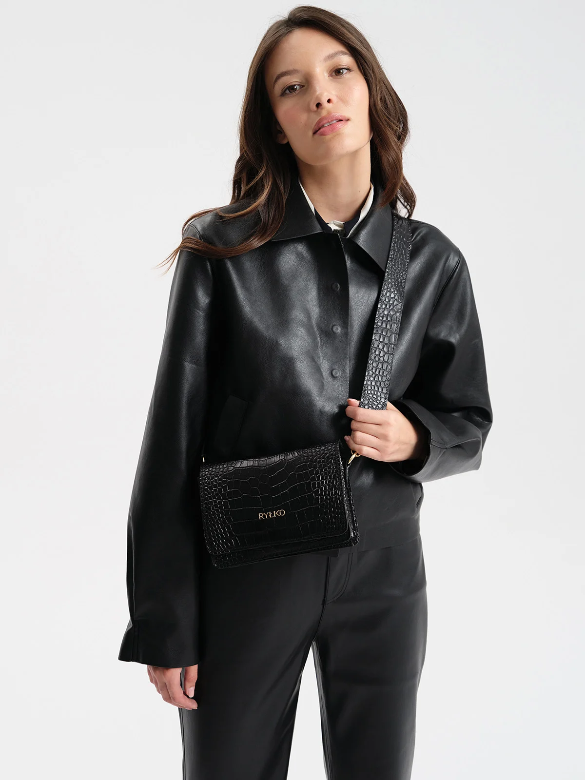 Elegancka, czarna torebka w zwierzęcy deseń