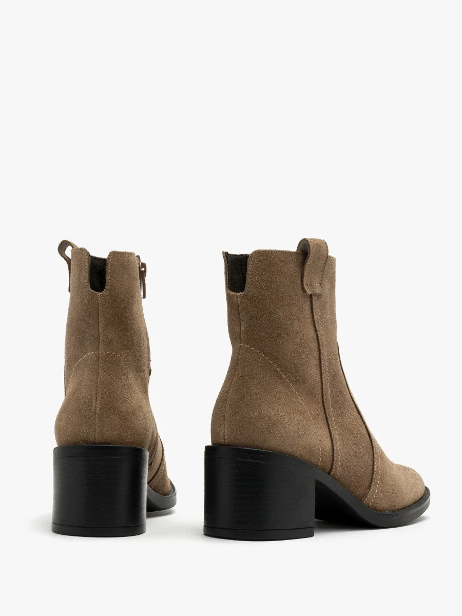 Piaskowe botki na obcasie