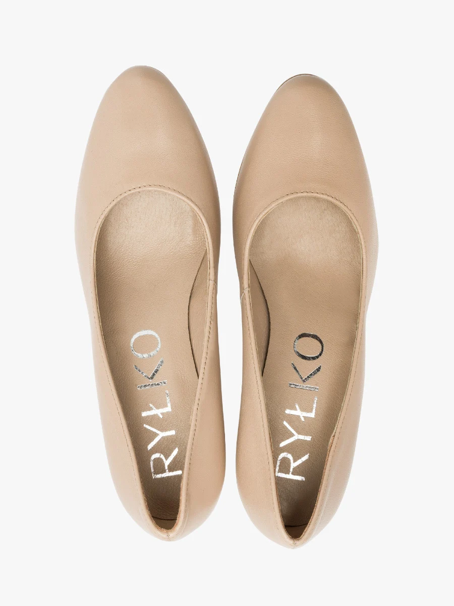 Beżowe czółenka na słupku