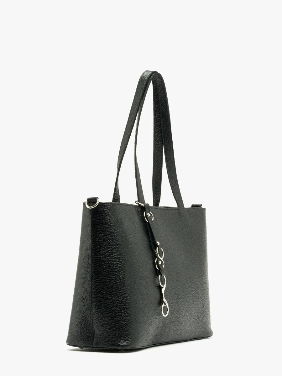 Czarna torebka z ozdobnym brelokiem