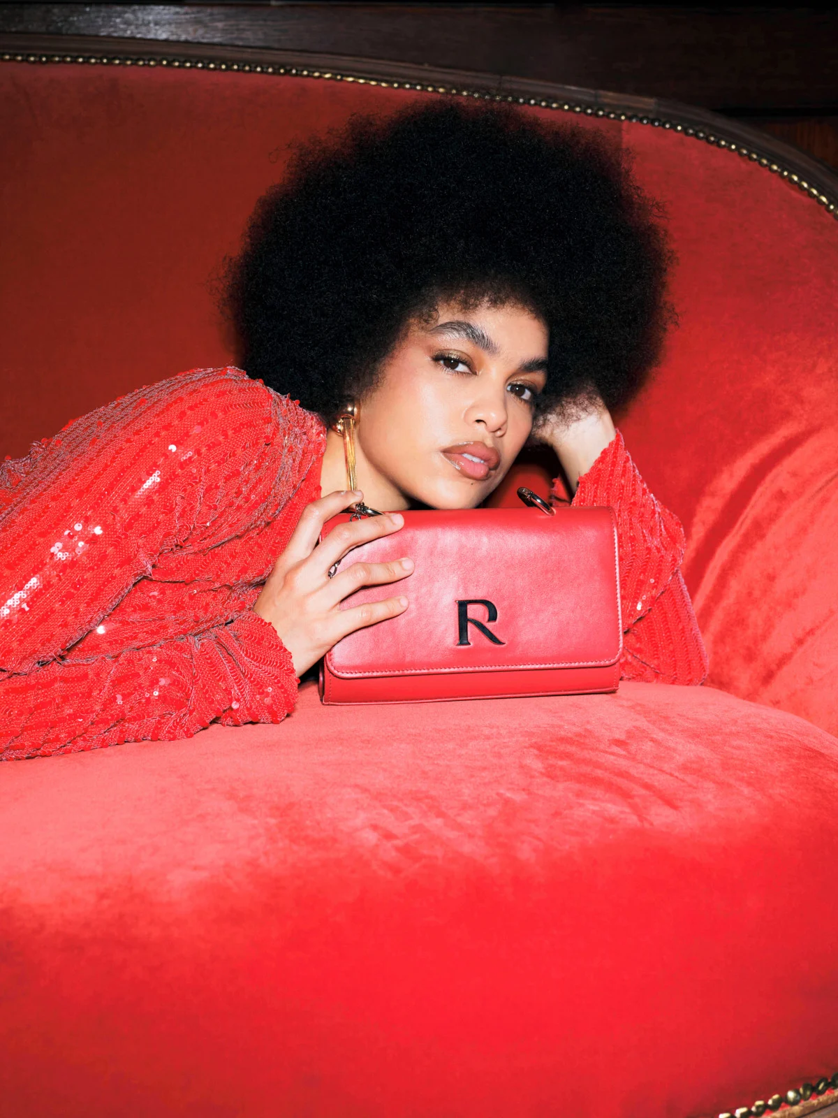 Czerwona torebka typu kopertówka na srebrnym łańcuszku