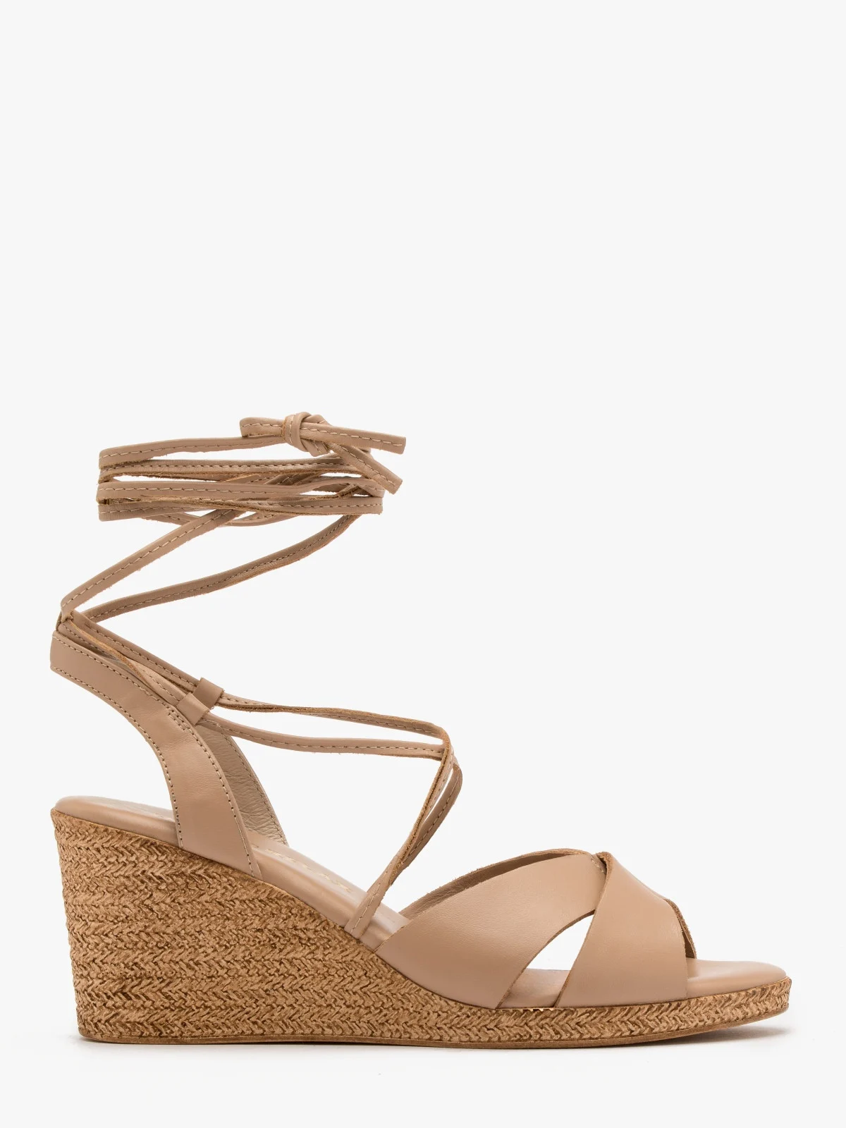 Beżowe sandały z ozdobnymi paseczkami