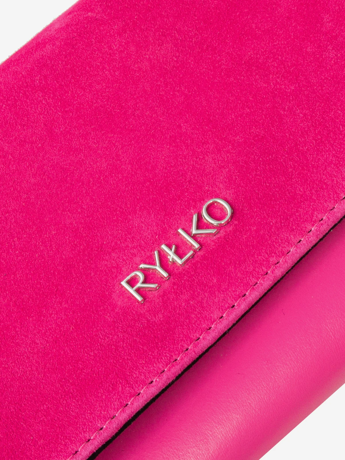 Mała torebka w kolorze fuksji ze srebrnymi detalami