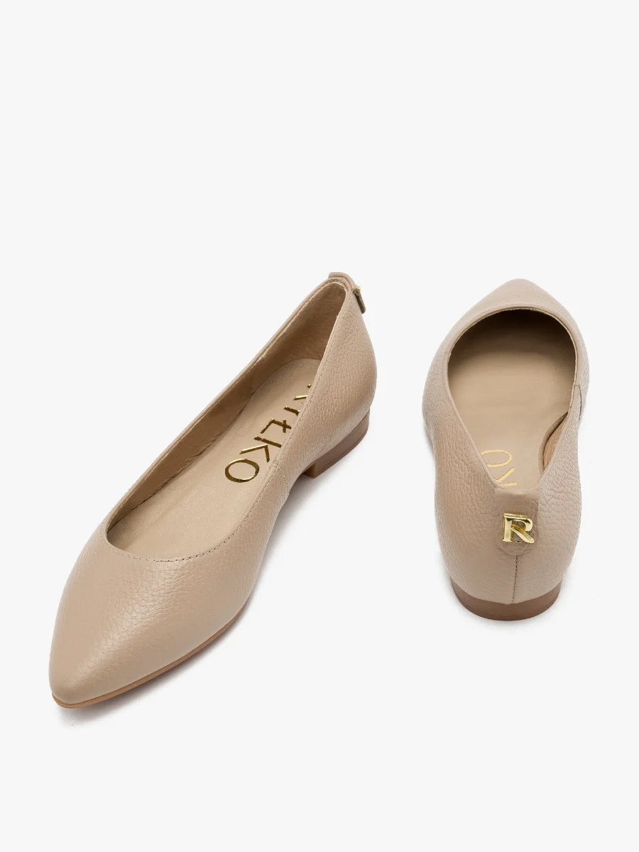 Beżowe baleriny ze złotą ozdobą na pięcie