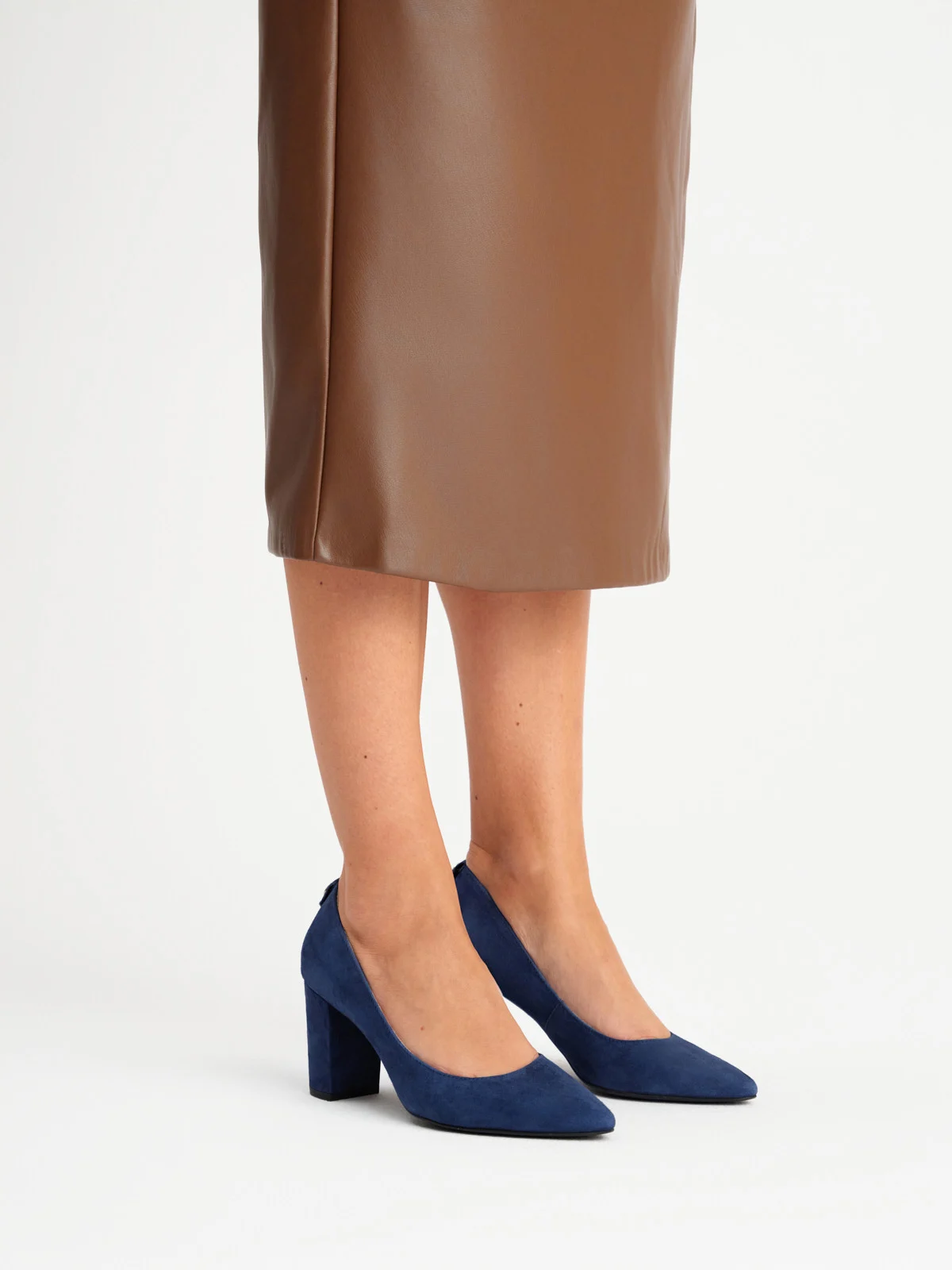 Granatowe czółenka z weluru na obcasie typu słupek