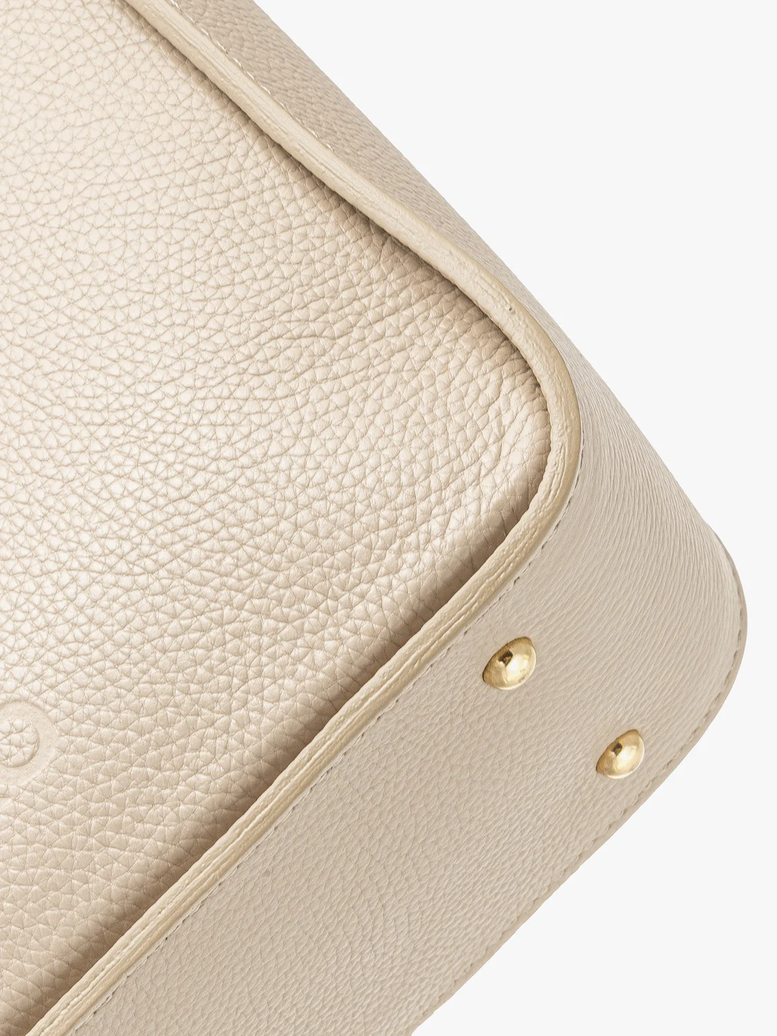 Beżowa torebka średniej wielkości