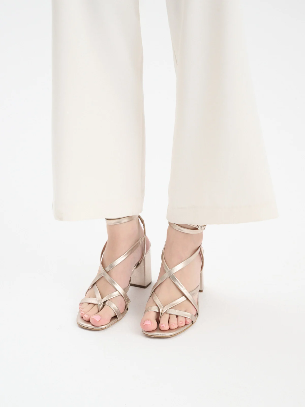 Platynowe japonki na obcasie