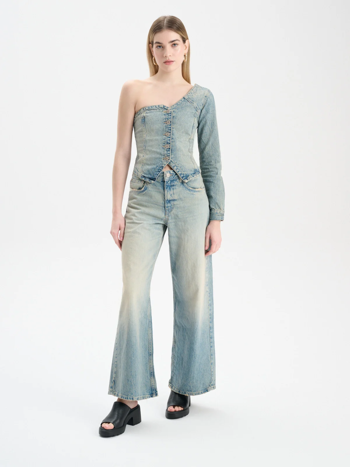 Czarne klapki na lekkiej platformie