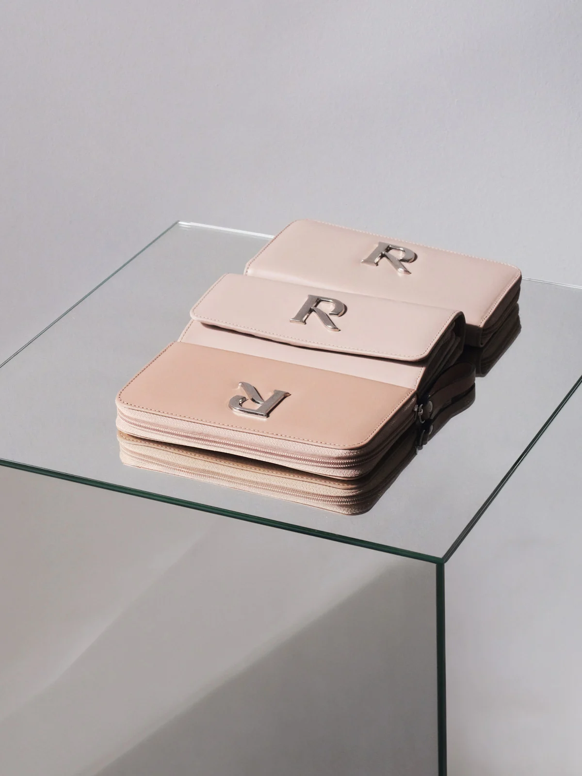 Beżowy portfel damski ze srebrnymi detalami