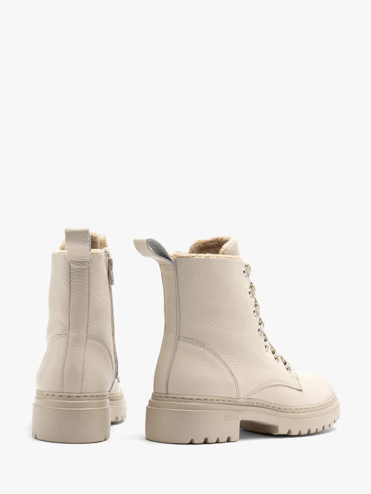 Kremowe trzewiki damskie z ozdobnymi hakami