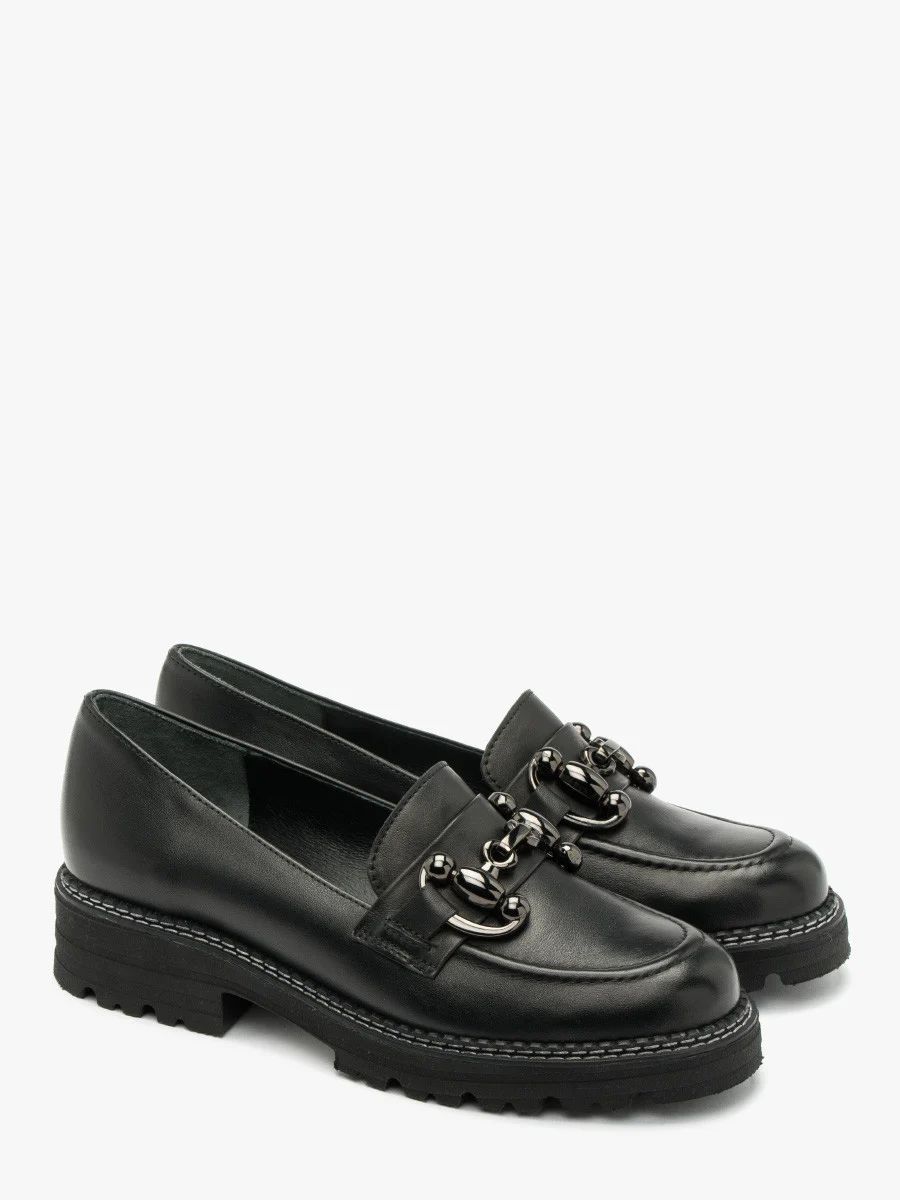 Czarne mokasyny z ozdobą na cholewce