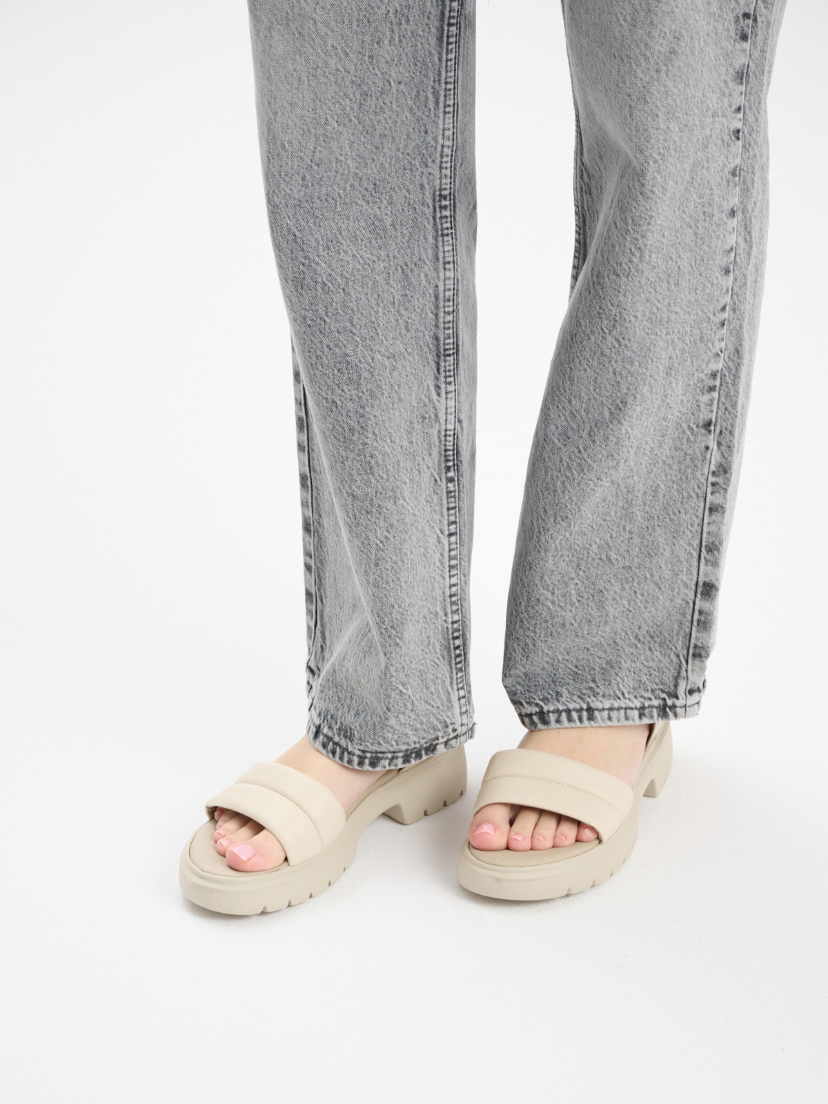 Kremowe sandały zapinane na rzepy