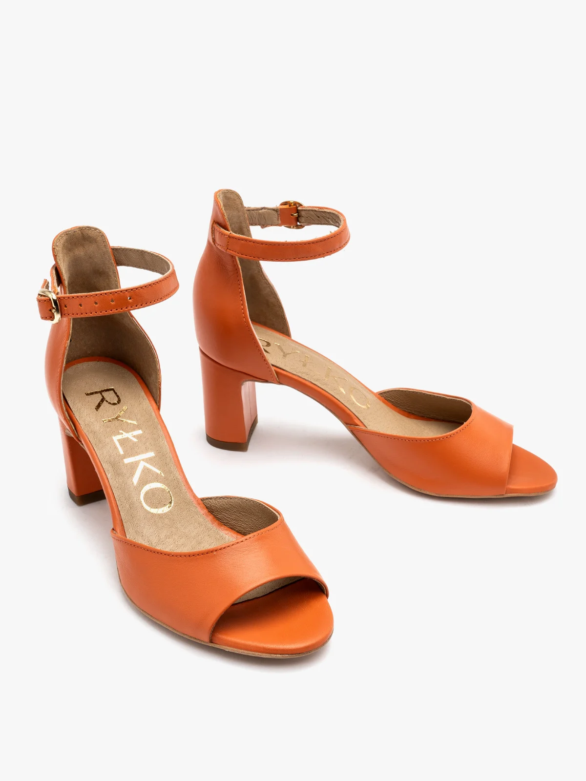 Pomarańczowe sandały na obcasie